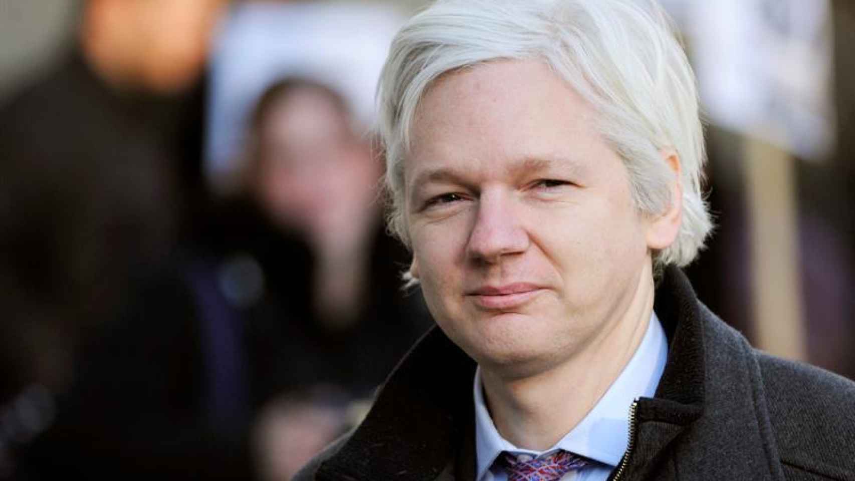 Assange podría entregarse a la policía británica si la ONU no le da la razón.