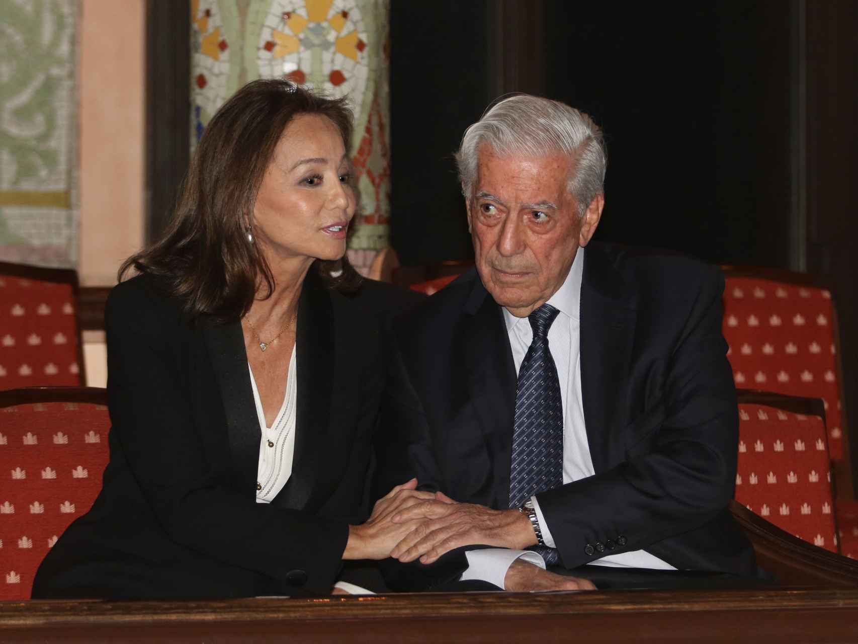 Isabel Preysler y Mario Vargas Llosa con las manos entrelazadas