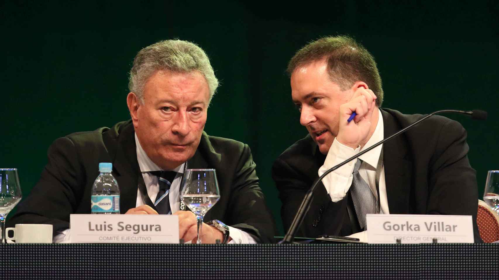 Gorka Villar charla con el expresidente de la federación de fútbol argentina, Luis Segura.