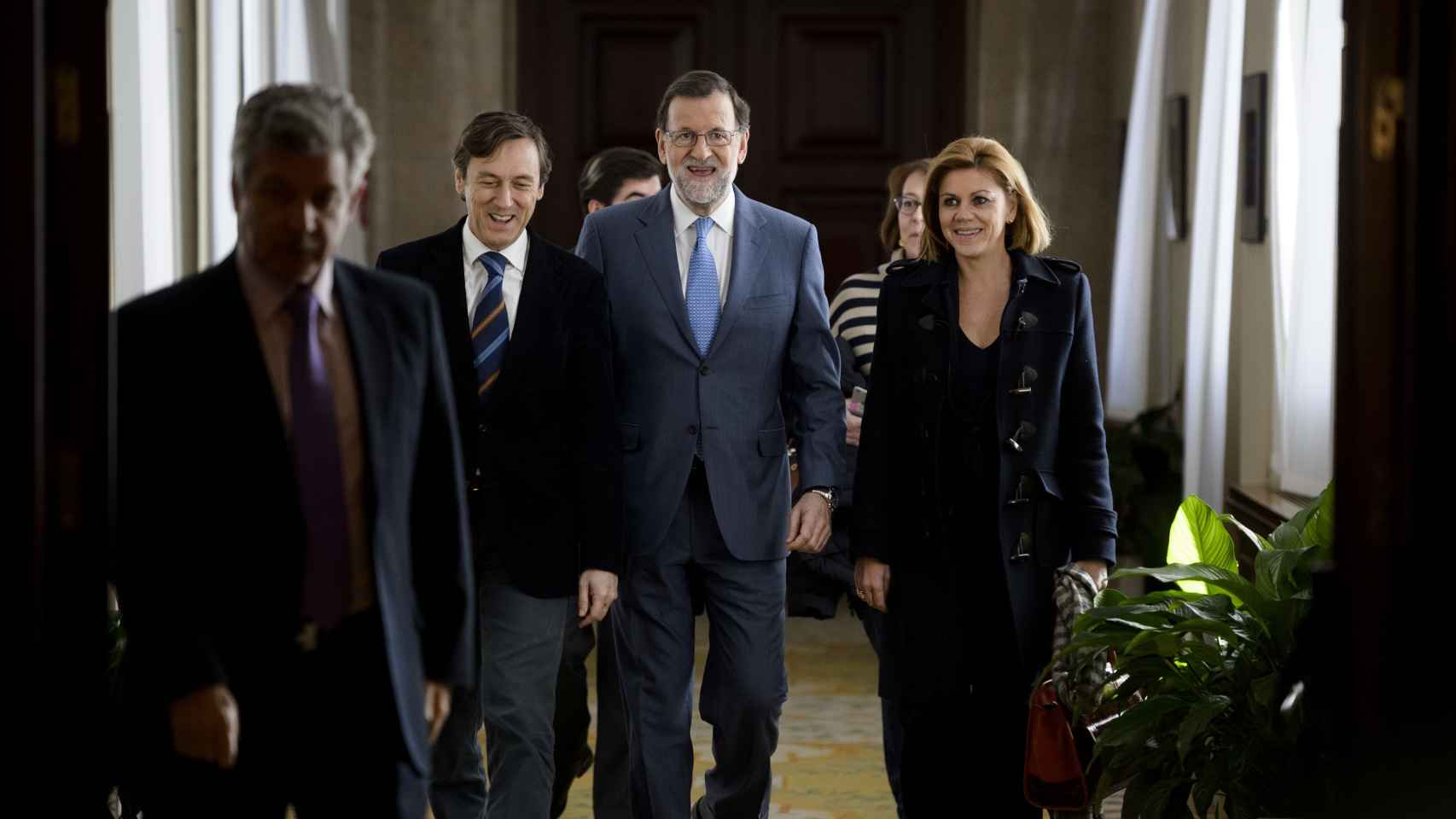 Rafael Hernando, Mariano Rajoy y Dolores de Cospedal, a su llegada el Congreso.