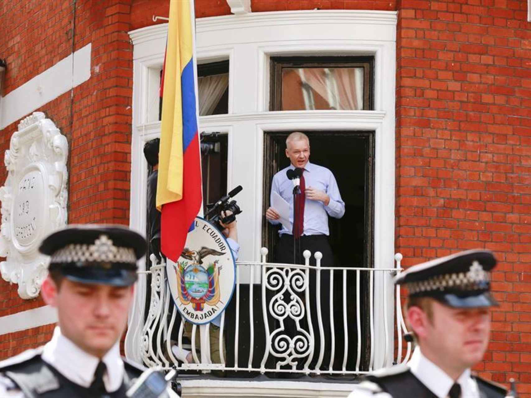 Assange pide la devolución de su pasaporte y el fin de la orden de arresto.