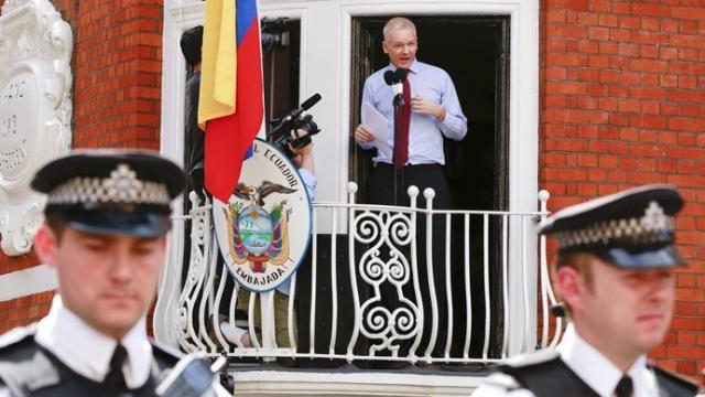 Assange pide la devolución de su pasaporte y el fin de la orden de arresto.