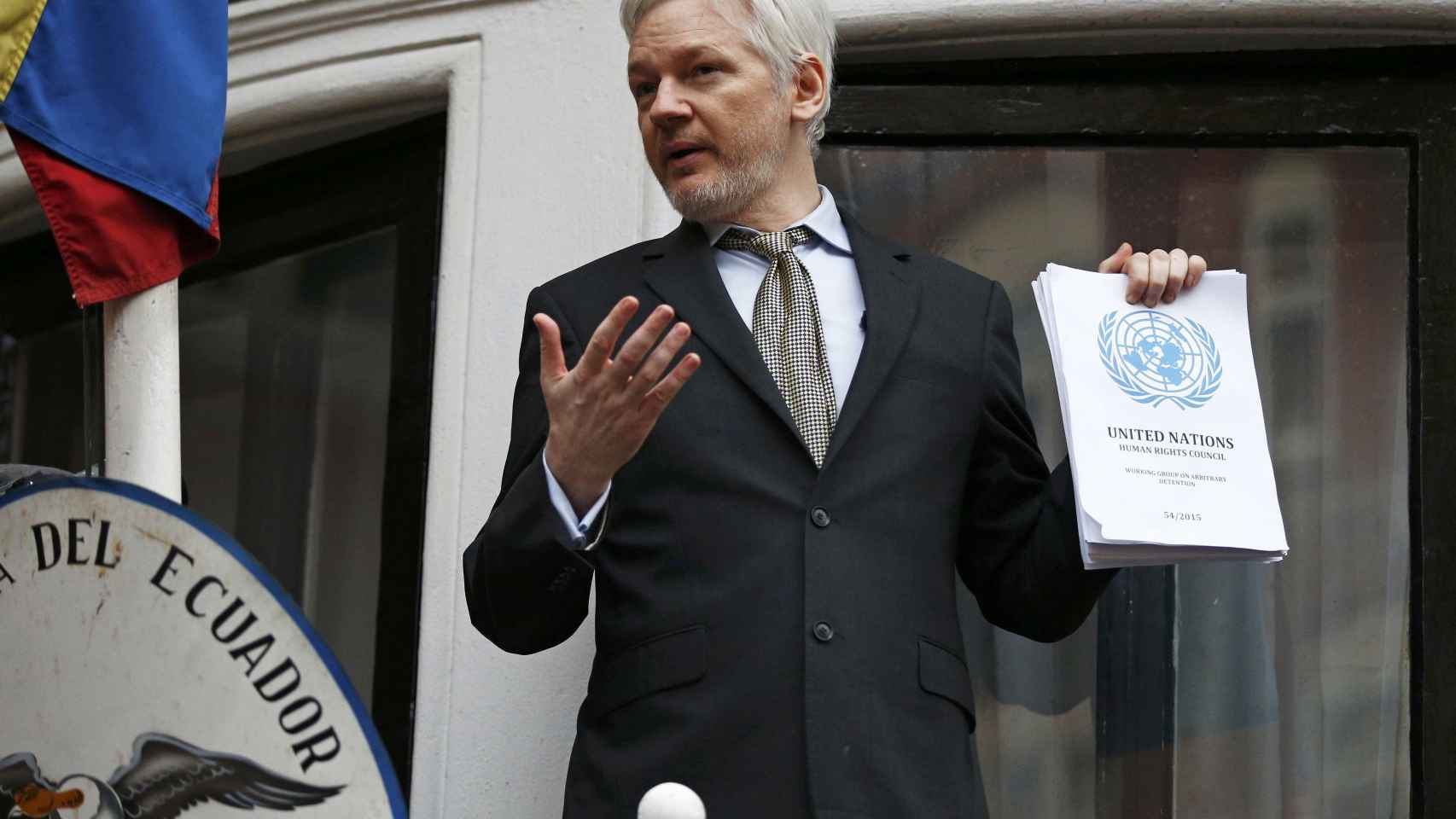 Assange, en la embajada ecuatoriana.