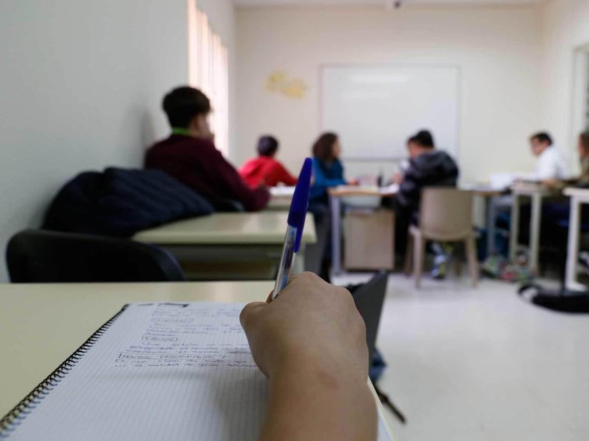 Los jóvenes del centro Recurra-Ginso durante una de las clases.