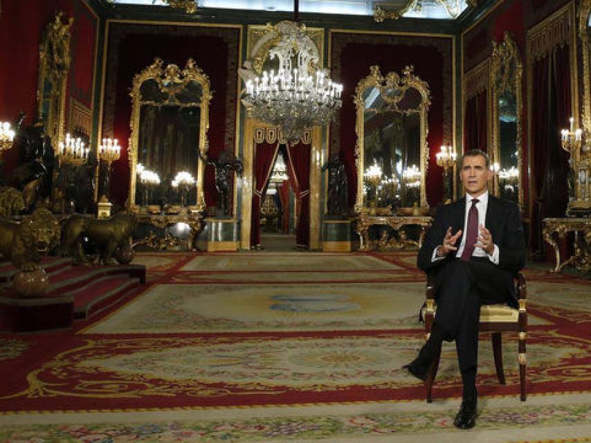 El Rey Felipe VI durante el mensaje de Navidad de 2015, grabado en el Palacio Real.