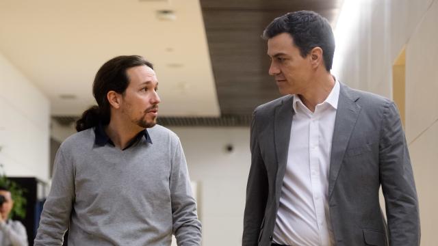 Pablo Iglesias y Pedro Sánchez, caminando hacia su reunión.