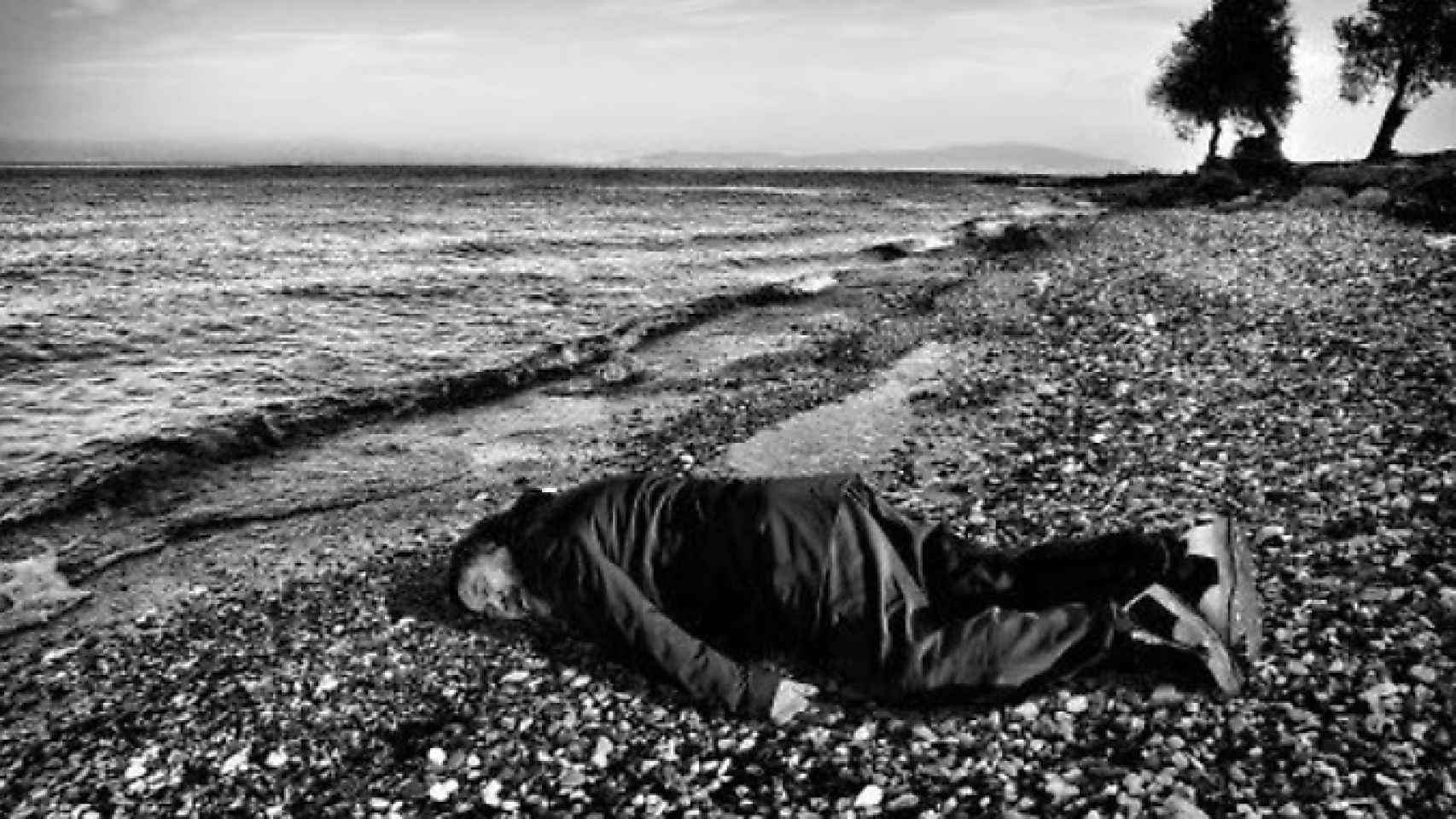 Ai-Weiwei tirado en la playa de Lesbos.