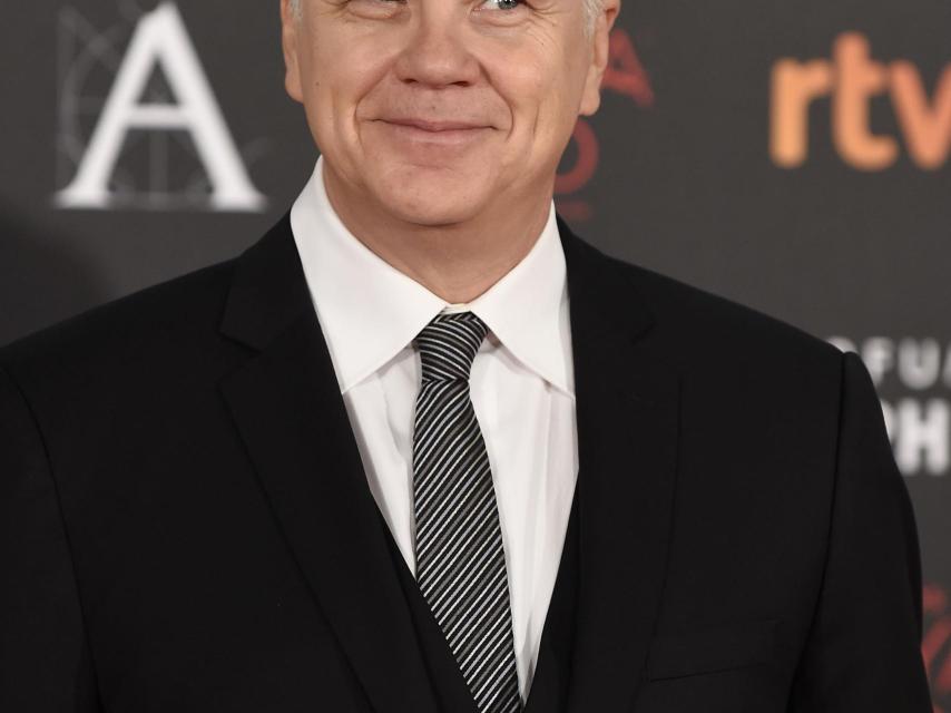 Tim Robbins con un traje muy anticuado