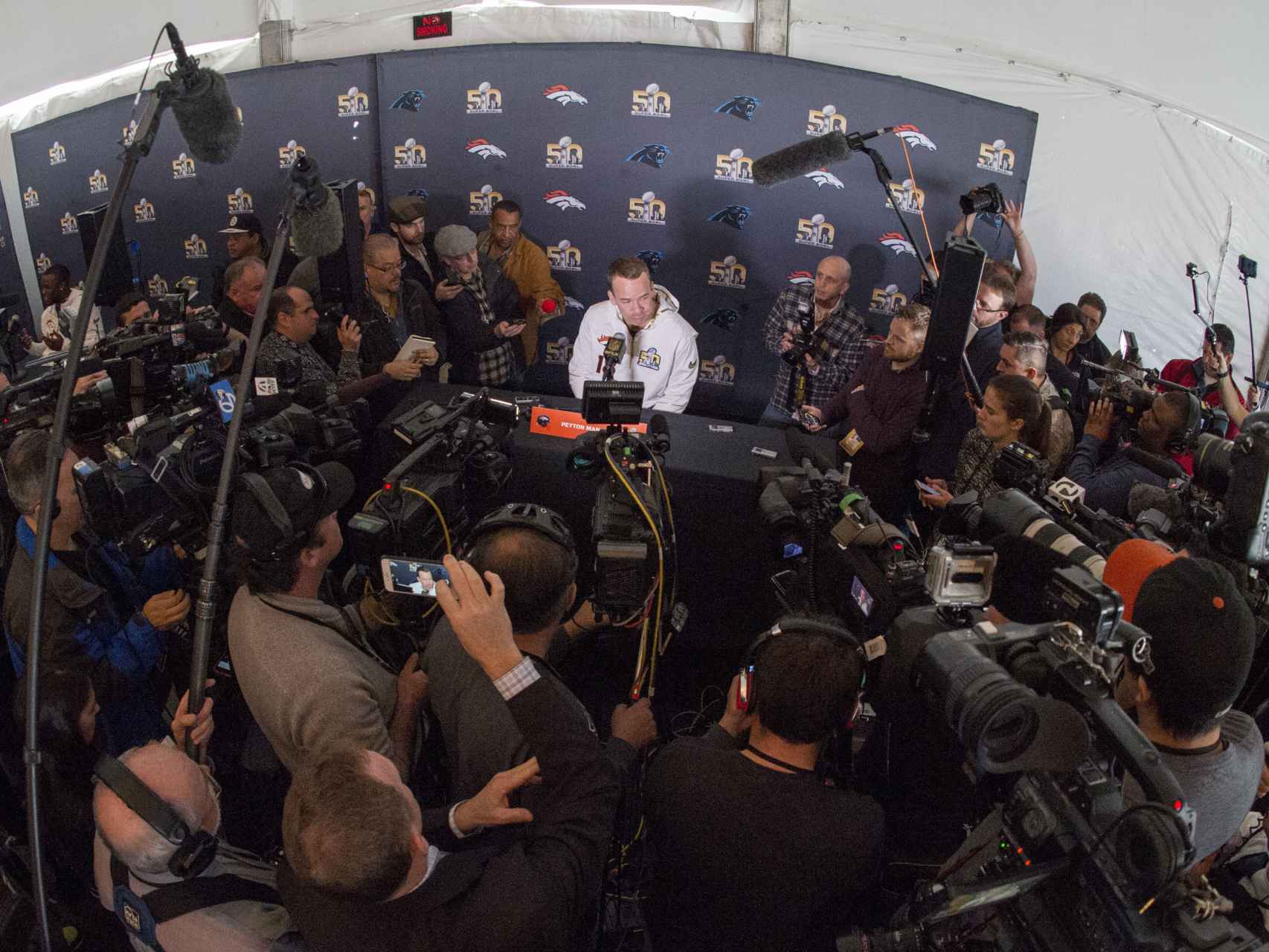 Peyton Manning en la rueda de prensa previa a la Superbowl.