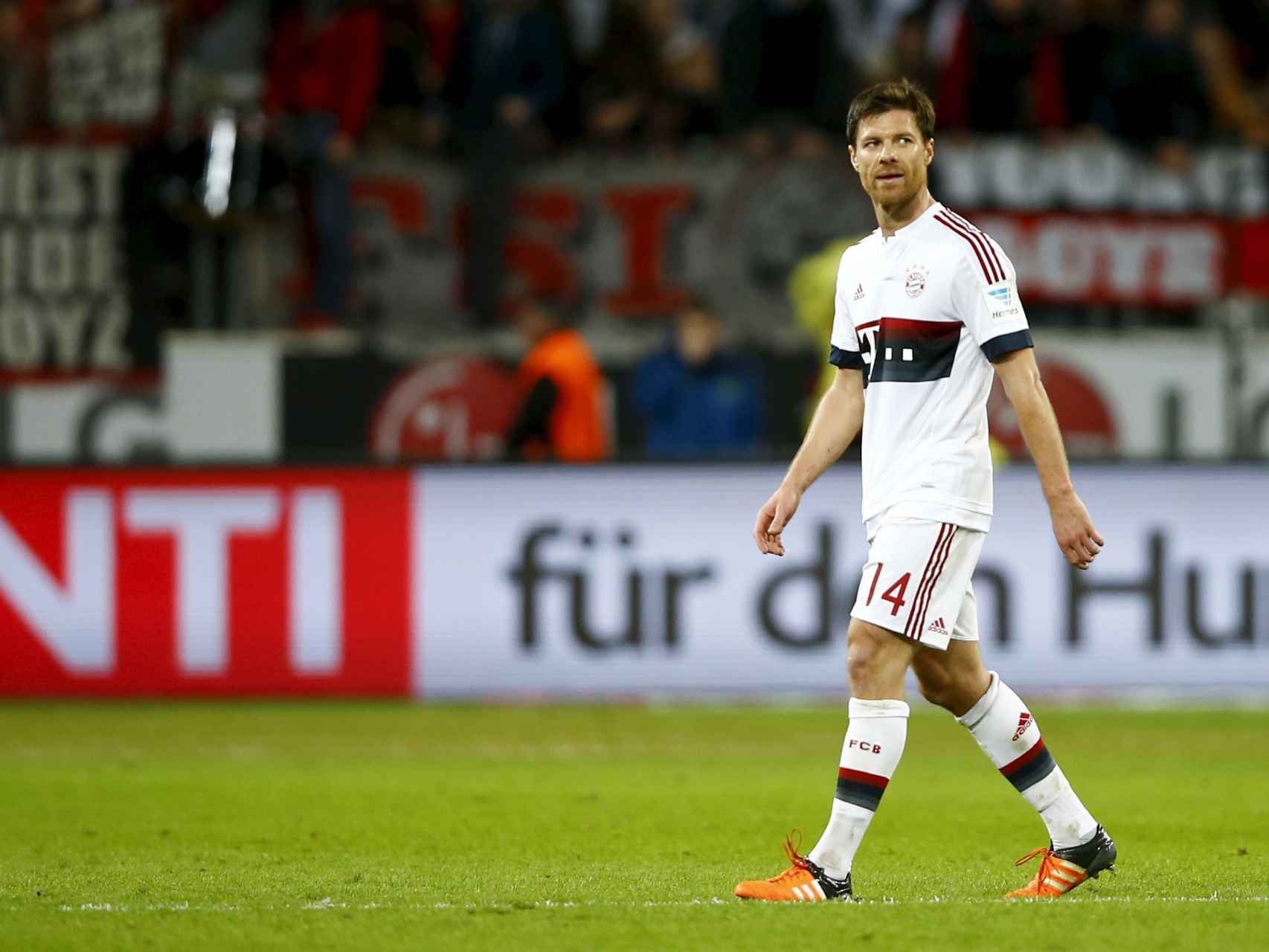 Xabi Alonso abandona el campo ante el Bayer Leverkusen.