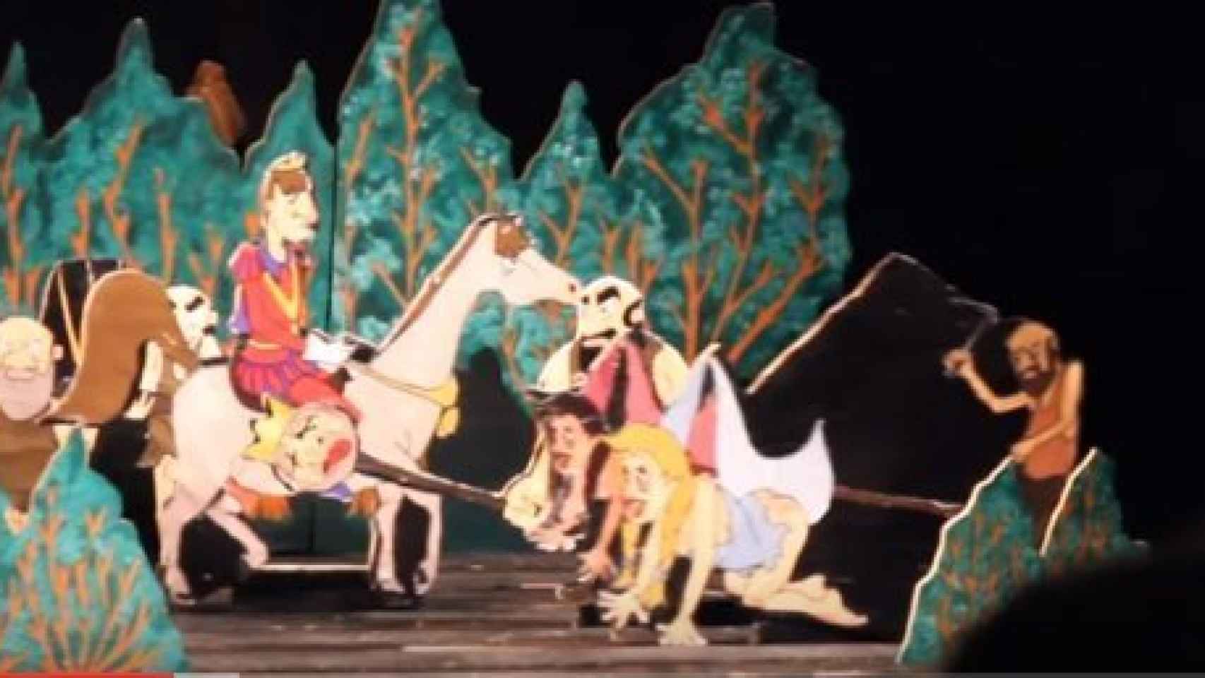 La obra 'En la plaza de mi pueblo': con el príncipe a caballo y las infantas arando la tierra.