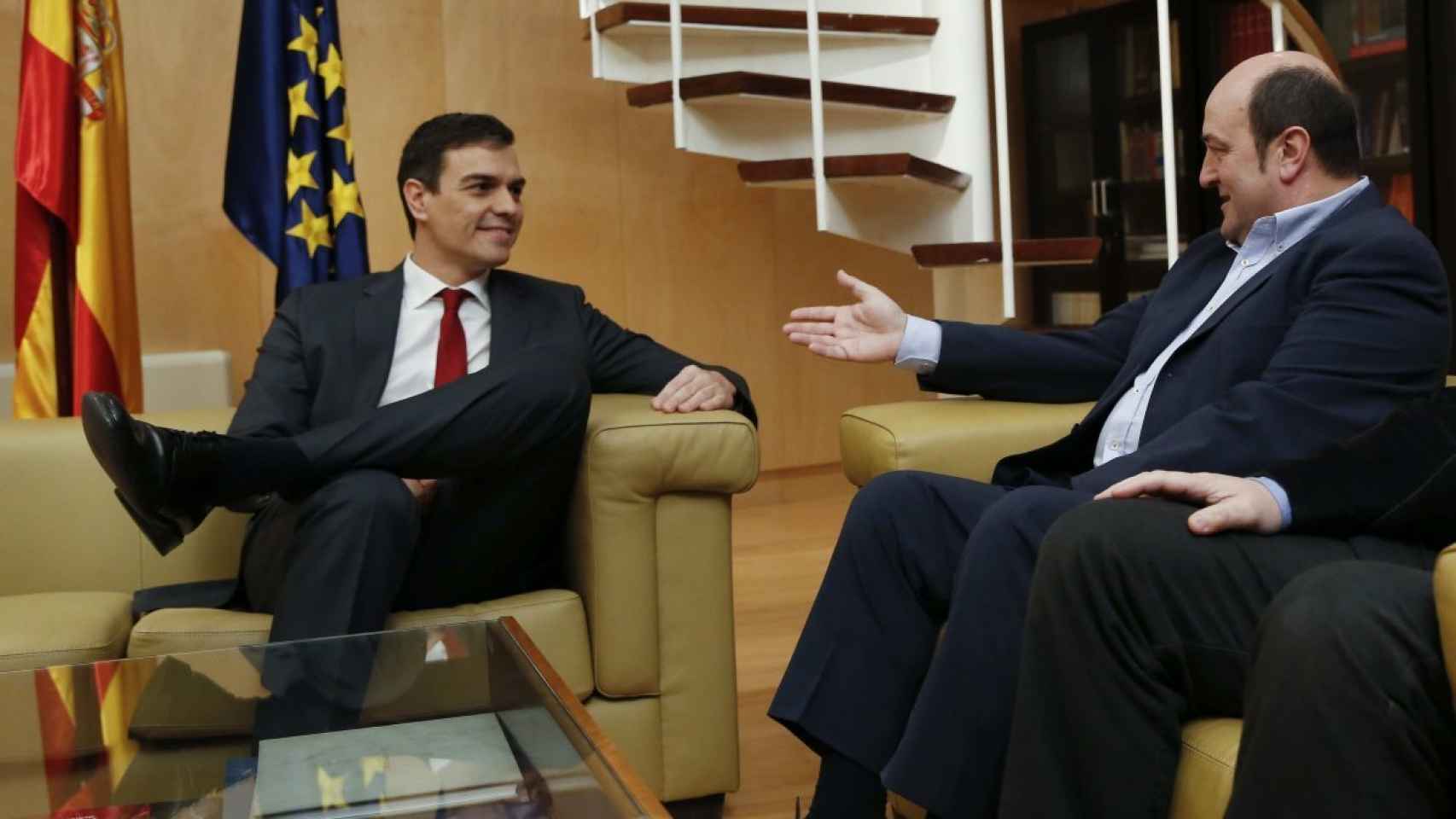 El secretario general del PSOE, Pedro Sánchez (i),y el presidente del PNV, Andoni Ortuzar (d).