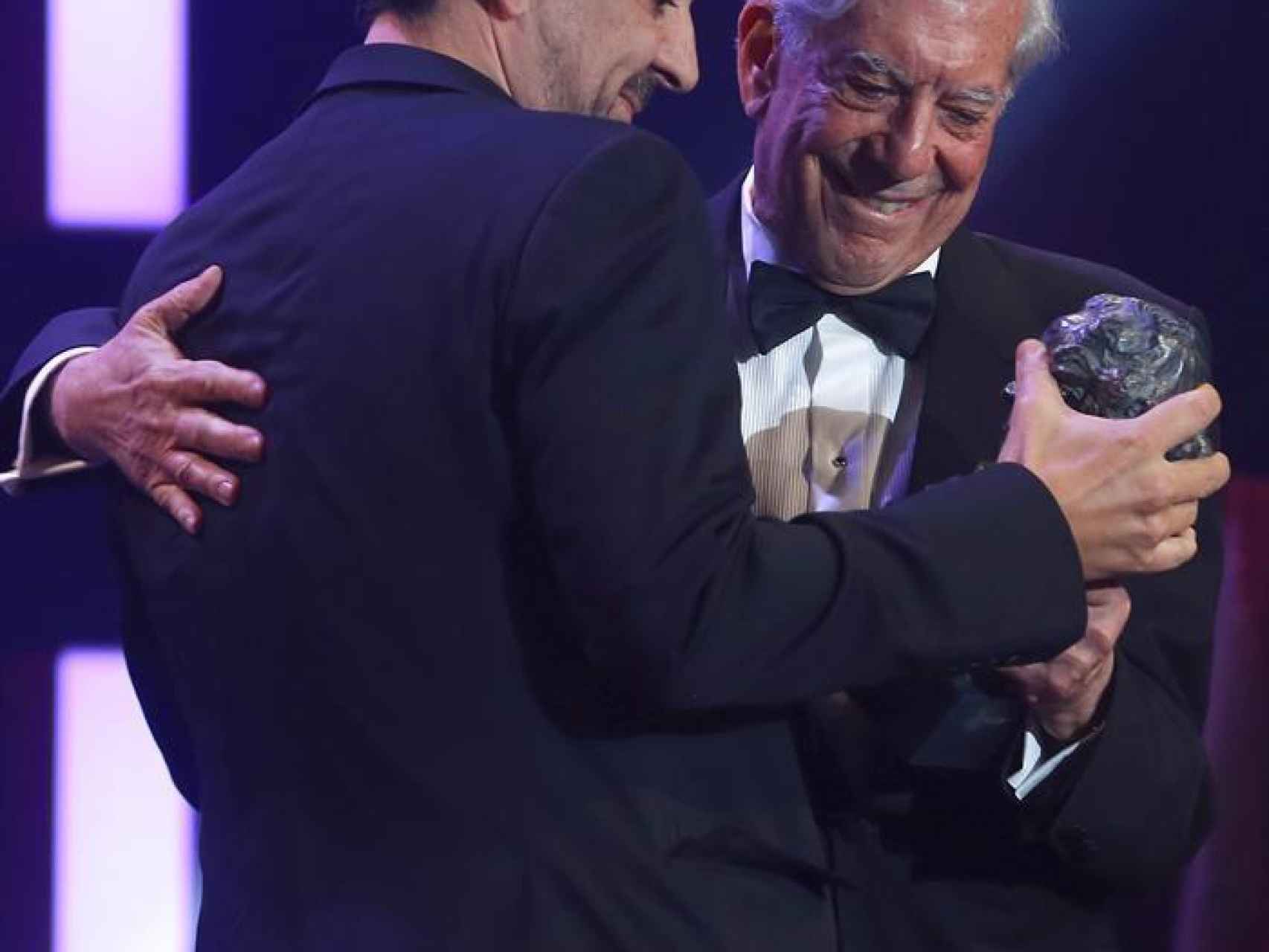Mario Vargas Llosa entregando el premio a Cesc Gay.