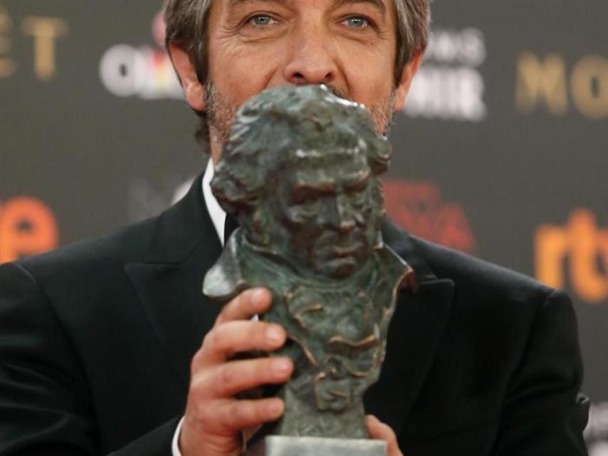 Ricardo Darín en la alfombra, tras el Goya