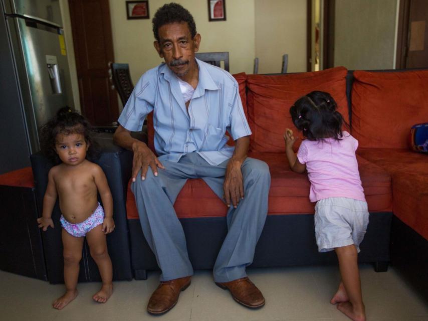 Bertoldo Martínez, junto a sus nietas.