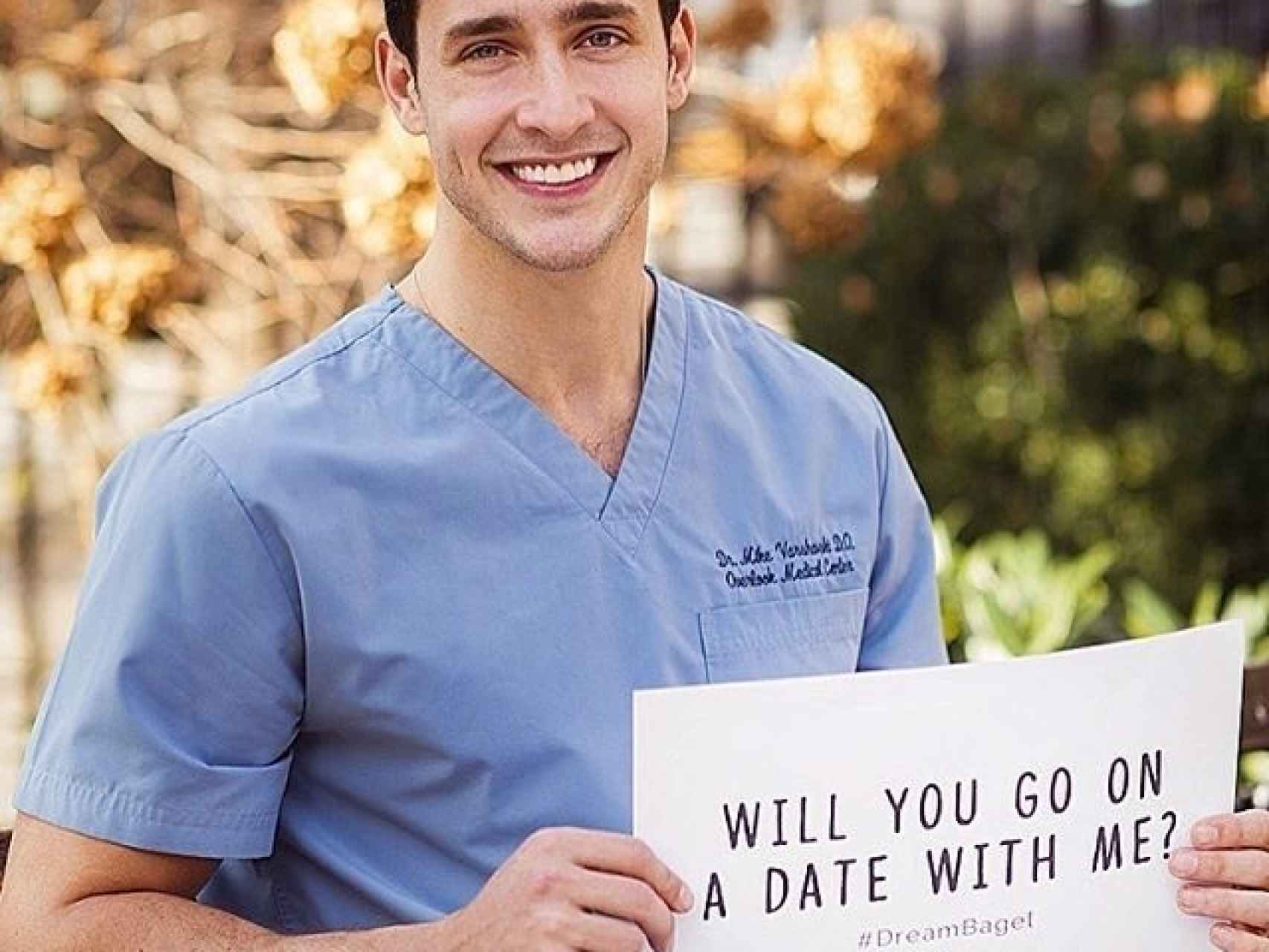 El Dr. Mike se publicita en redes sociales para conseguir donativos