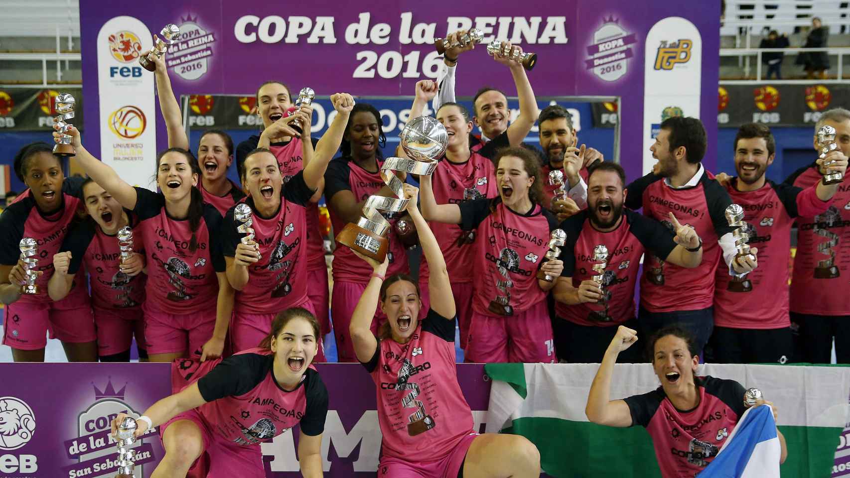 Las jugadoras del Conquero posan con el trofeo de campeonas de Copa.