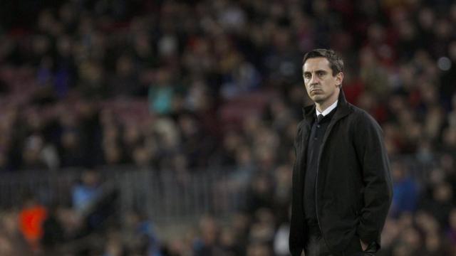 Gary Neville, en la zona técnica del Camp Nou.