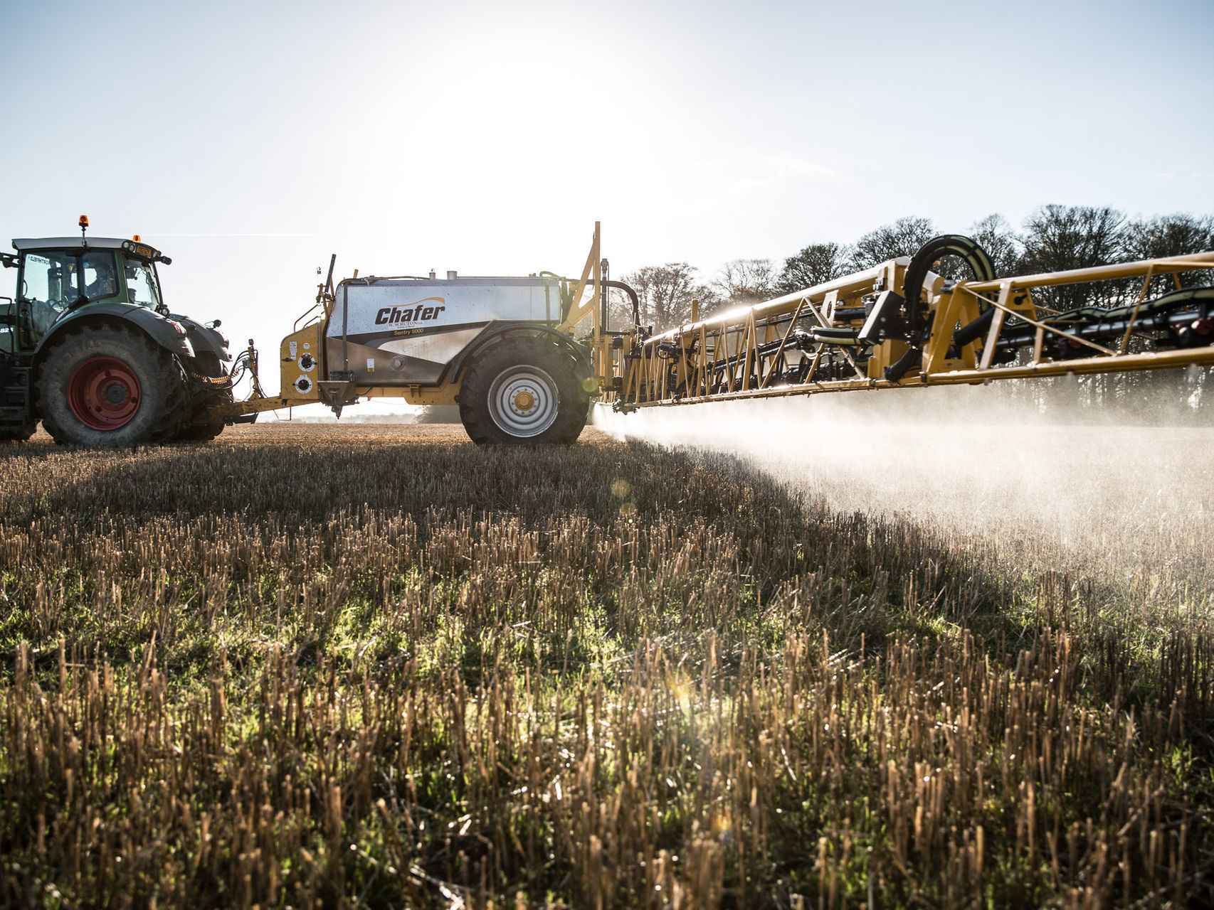 Un tractor aplica glifosato a unos cultivos en Yorkshire, Inglaterra.