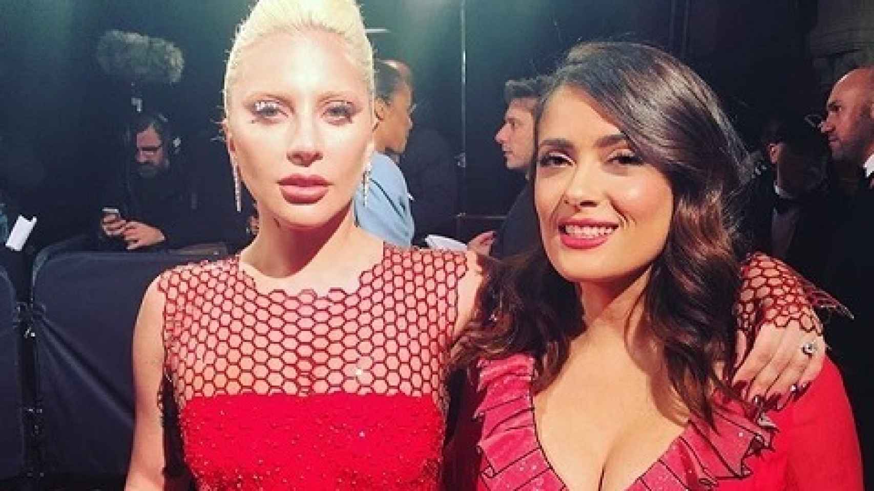 Lady Gaga junto a Salma Hayek de Gucci en los Premios Británicos de la Moda