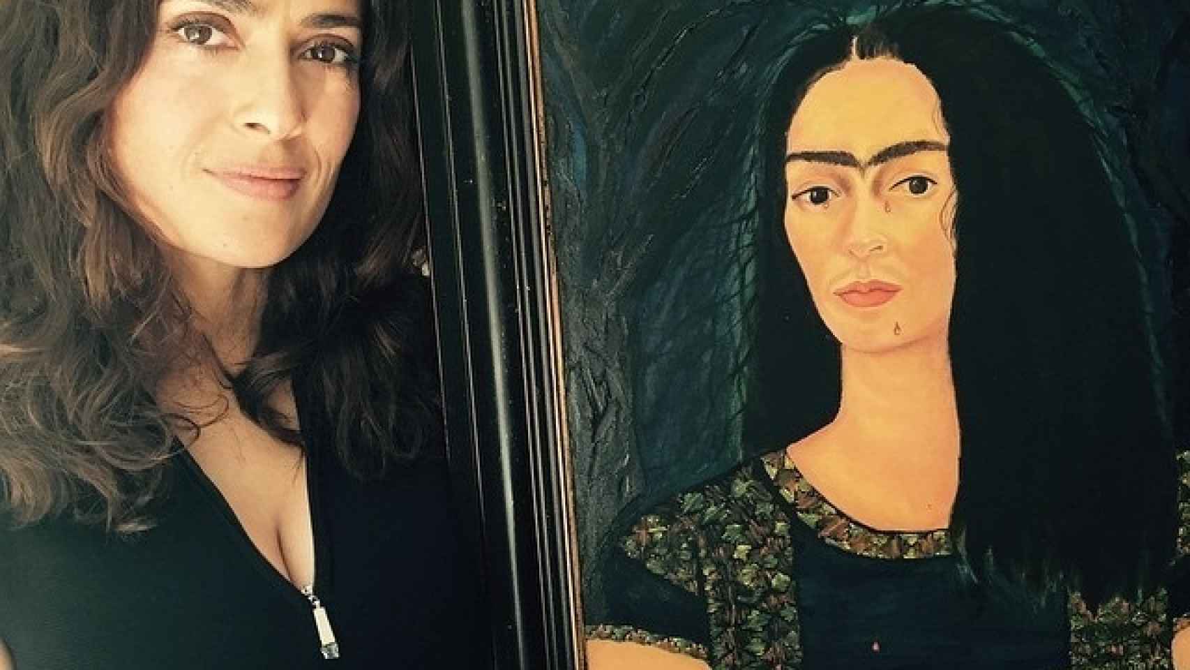 Salma Hayek posa con un cuadro, pintado por ella misma, caracterizada de Frida Kahlo