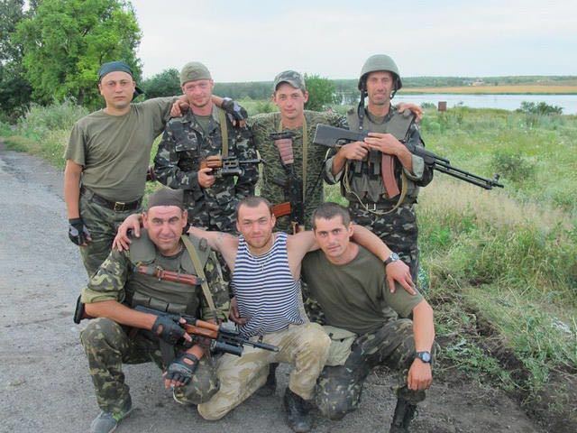 Andriy, el hijo de Galyna, posa junto a sus compañeros en las inmediaciones de Lugansk.
