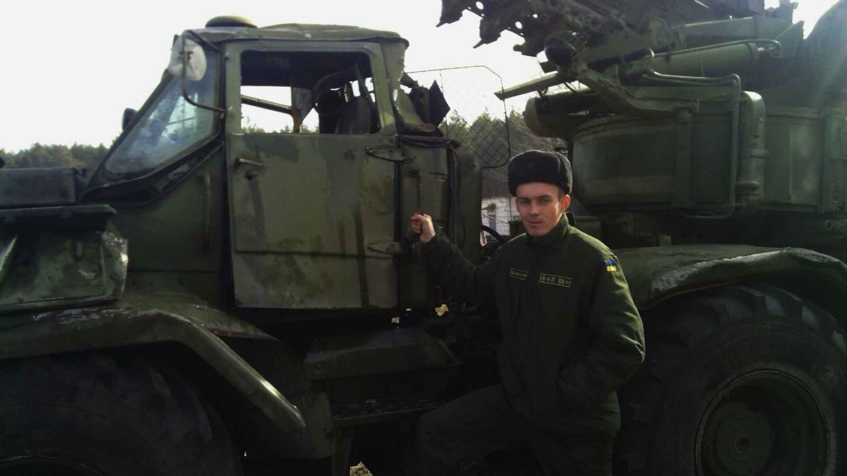 Nazariy, hijo de Valentina, junto a un vehículo del Ejército ucraniano.