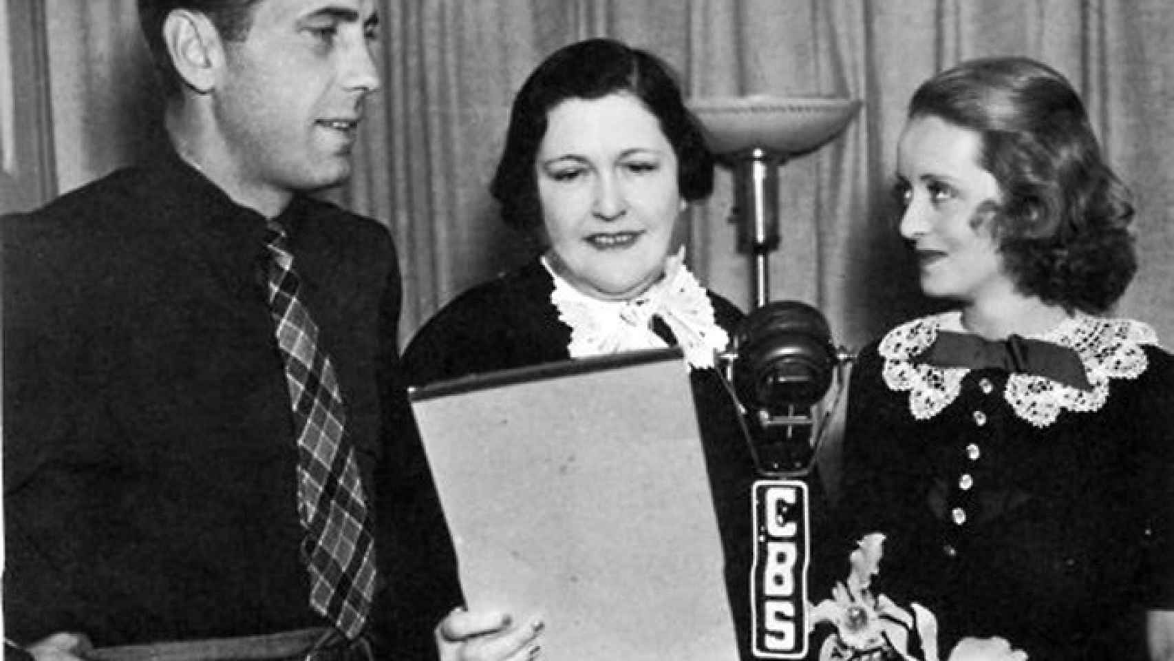 Humphrey Bogart y Bette Davis en el programa de radio de Louella Parsons