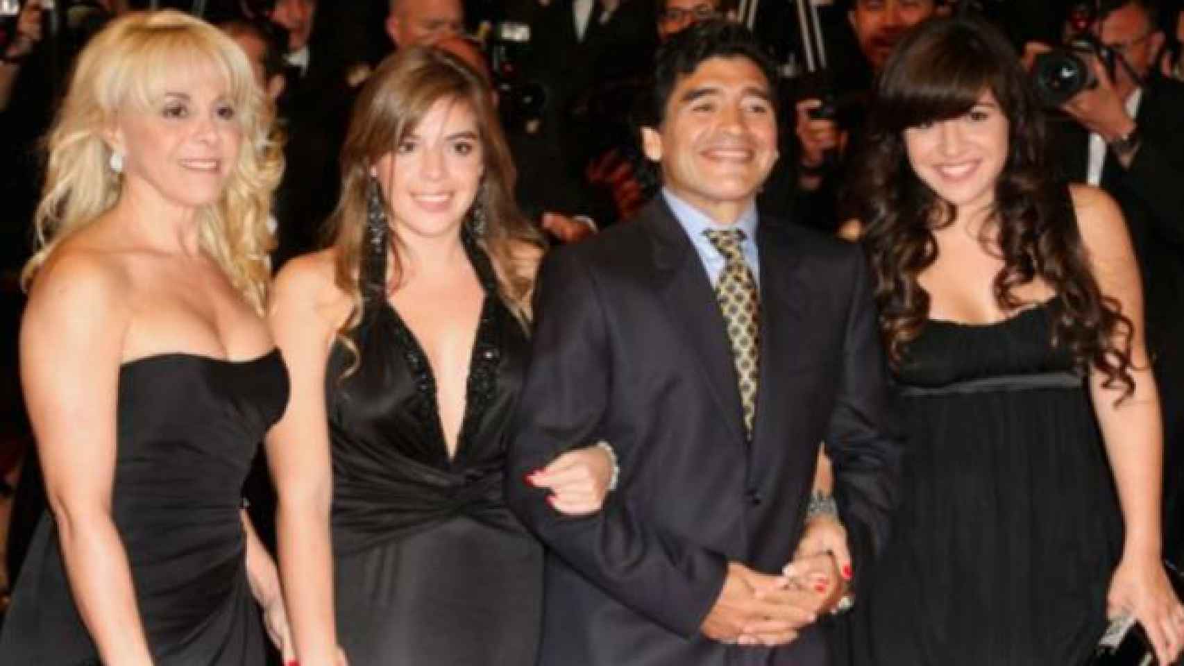 Diego junto a su ex Claudia Villafañe y sus hijas en el 93
