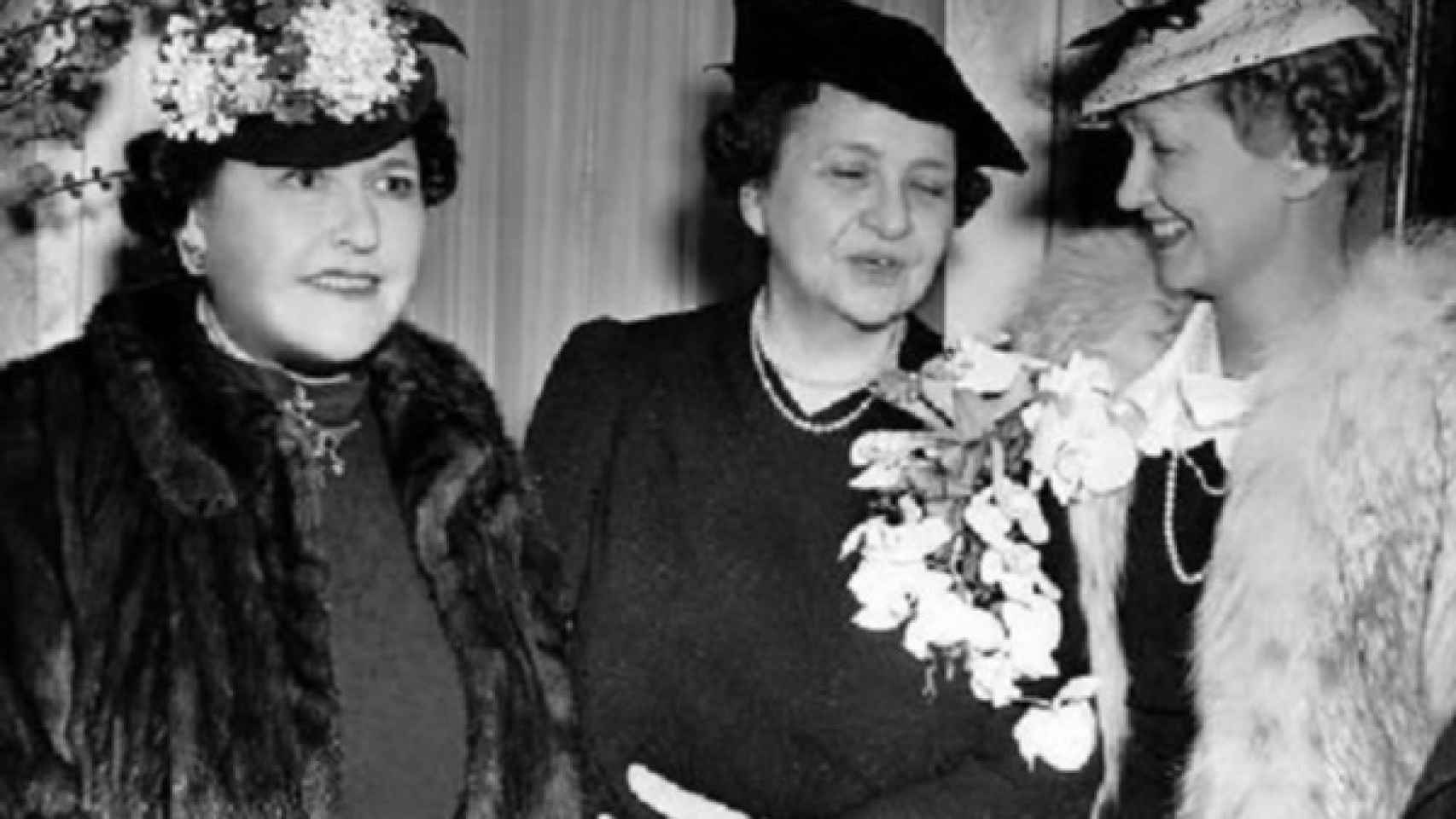 Louella Parsons (izquierda) y Hedda Hopper (derecha) rivales de columnas de cotilleo