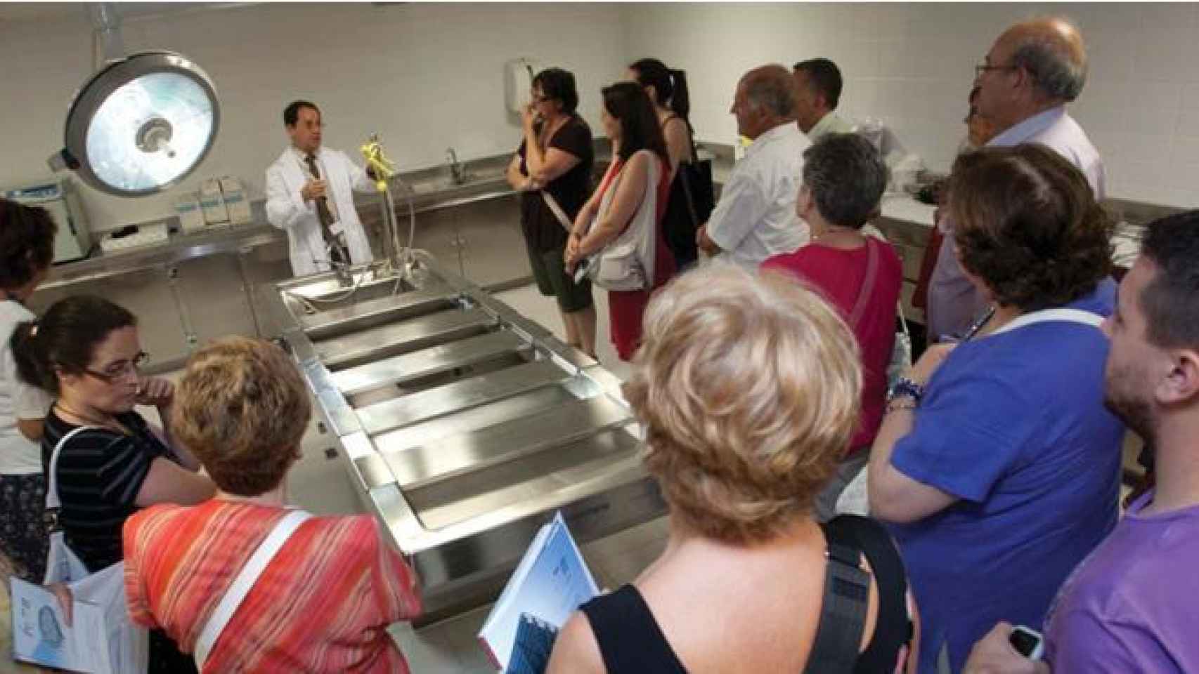 Alberto Rábano muestra las instalaciones del banco de cerebros de la Fundación CIEN a un grupo de visitantes.