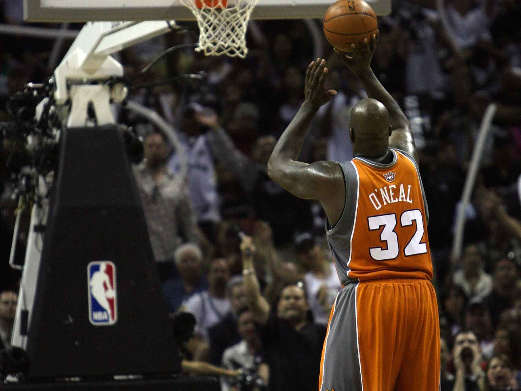 Shaquille ONeal lanza un tiro libre en su última etapa en Phoenix Suns.