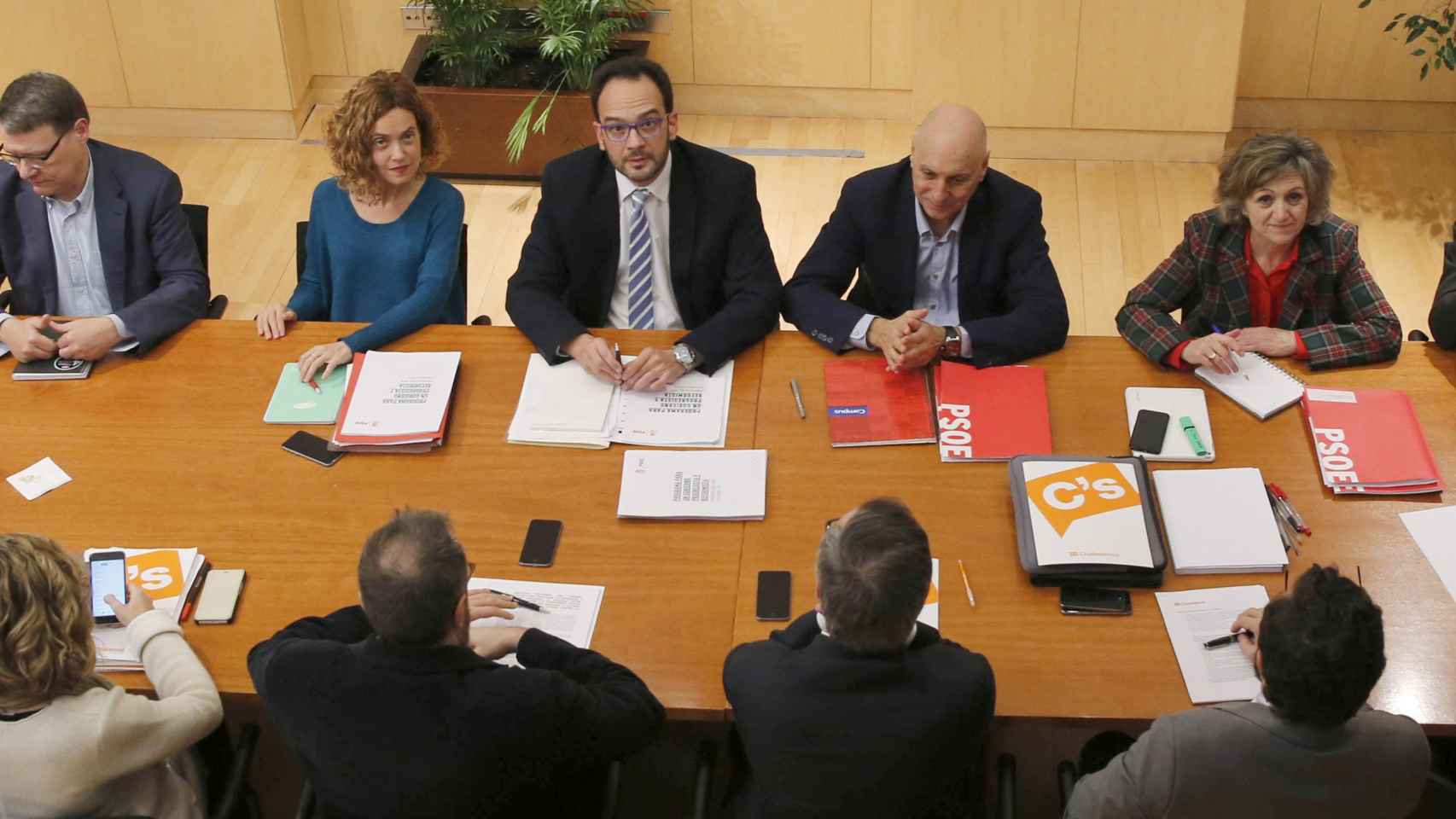 Grupos negociadores de PSOE y Ciudadanos, este lunes en el Congreso.