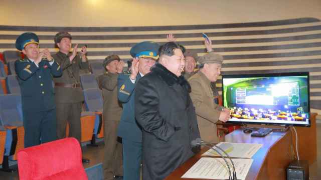 Kim Jong Un celebra el lanzamiento del cohete de largo alcance.