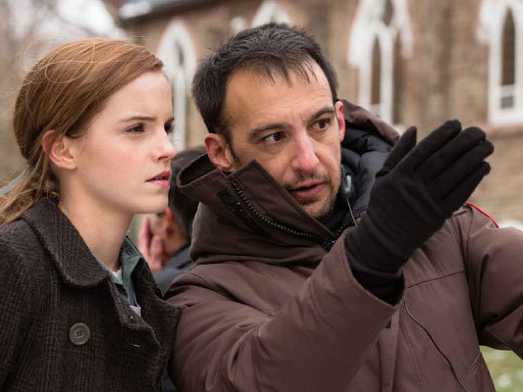 Amenábar da órdenes a Emma Watson durante el rodaje