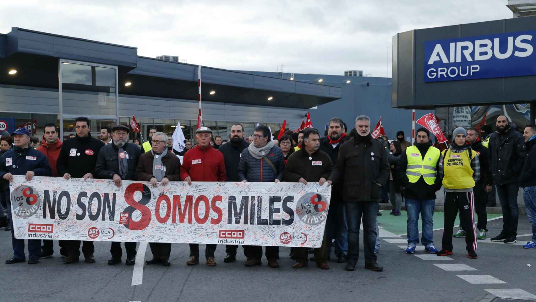 Manifestación frente a las puertas de Airbus antes del juicio.