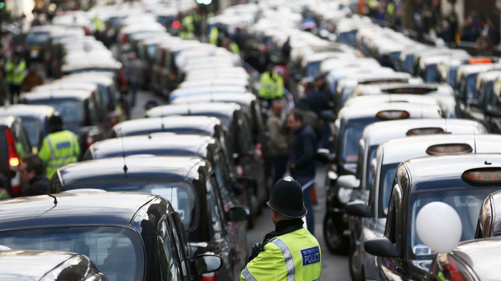 Protesta de los taxistas contra Uber en Londres