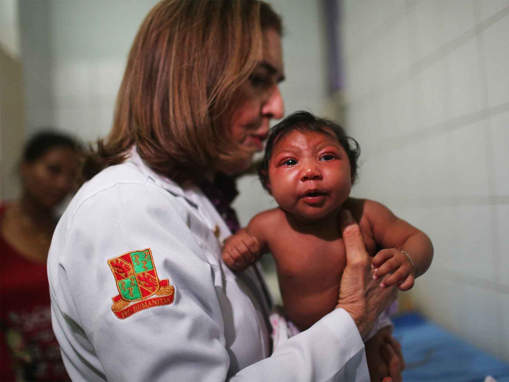 Una infectóloga con un niño afectado, en Recife (Brasil).