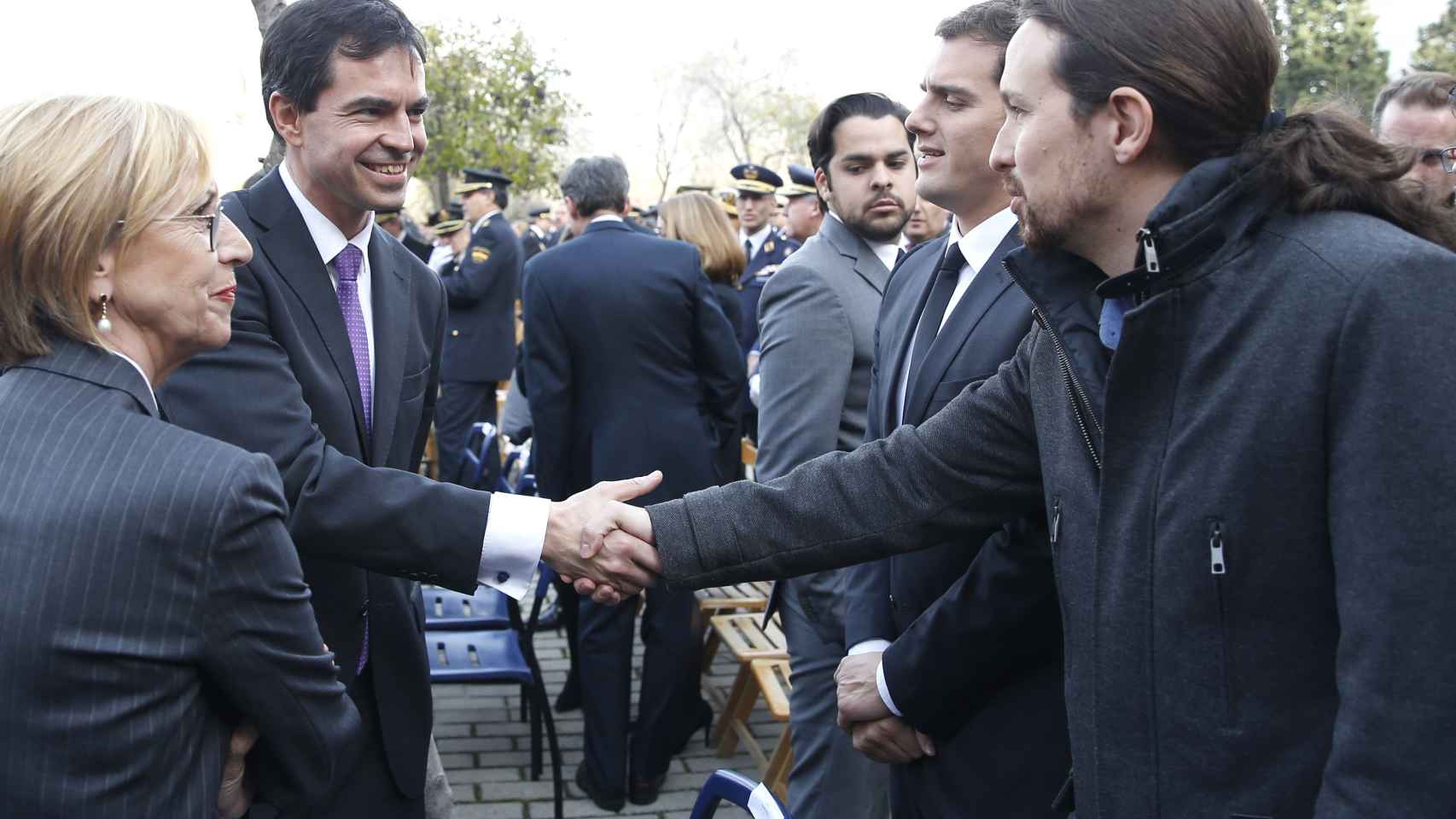 Herzog y Díez saludan a Rivera e Iglesias durante el funeral de Estado de los dos policías muertos en Kabul.