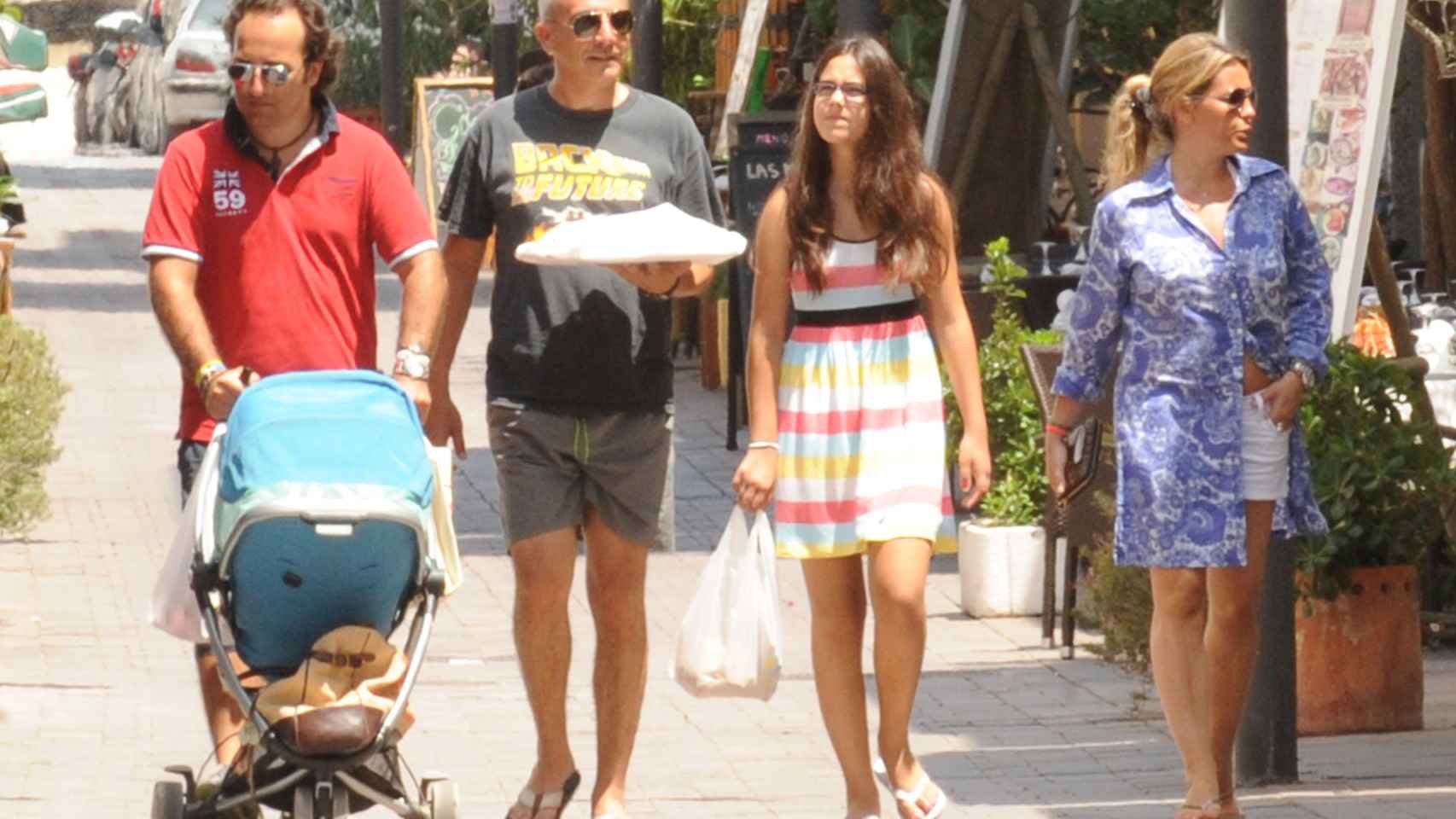 La pareja con unos amigos y su hija Alma en Ibiza