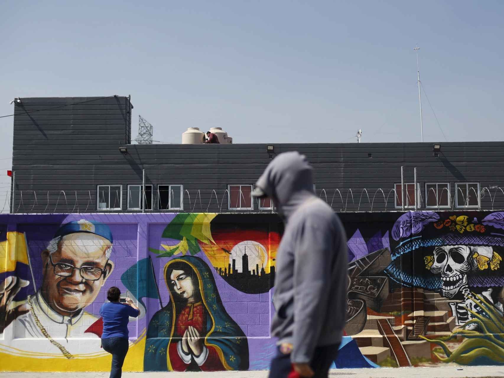 Un graffiti del Papa decora Ciudad de México.