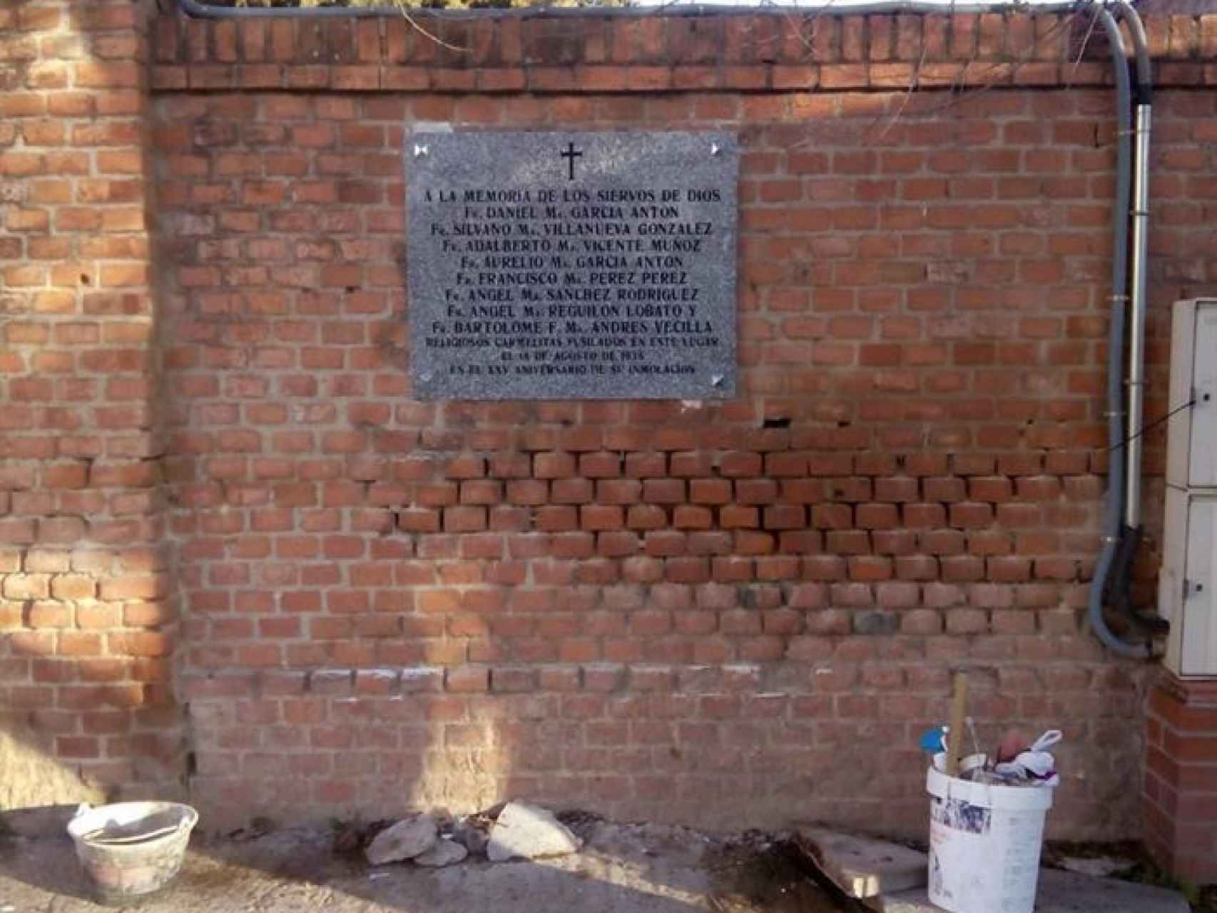 El Ayuntamiento repone la placa del cementerio de Carabanchel/EFE