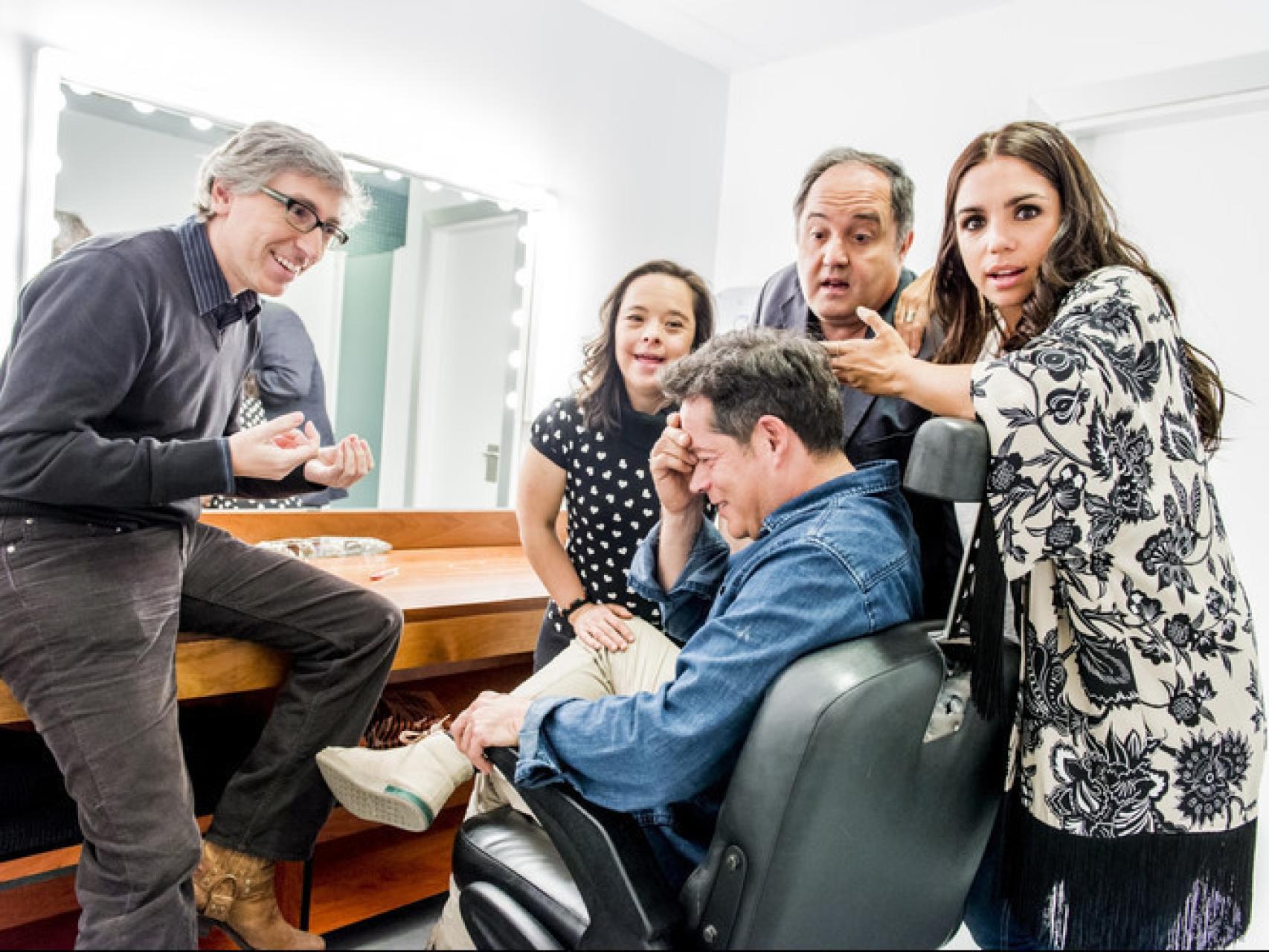 David Trueba junto al reparto de la serie