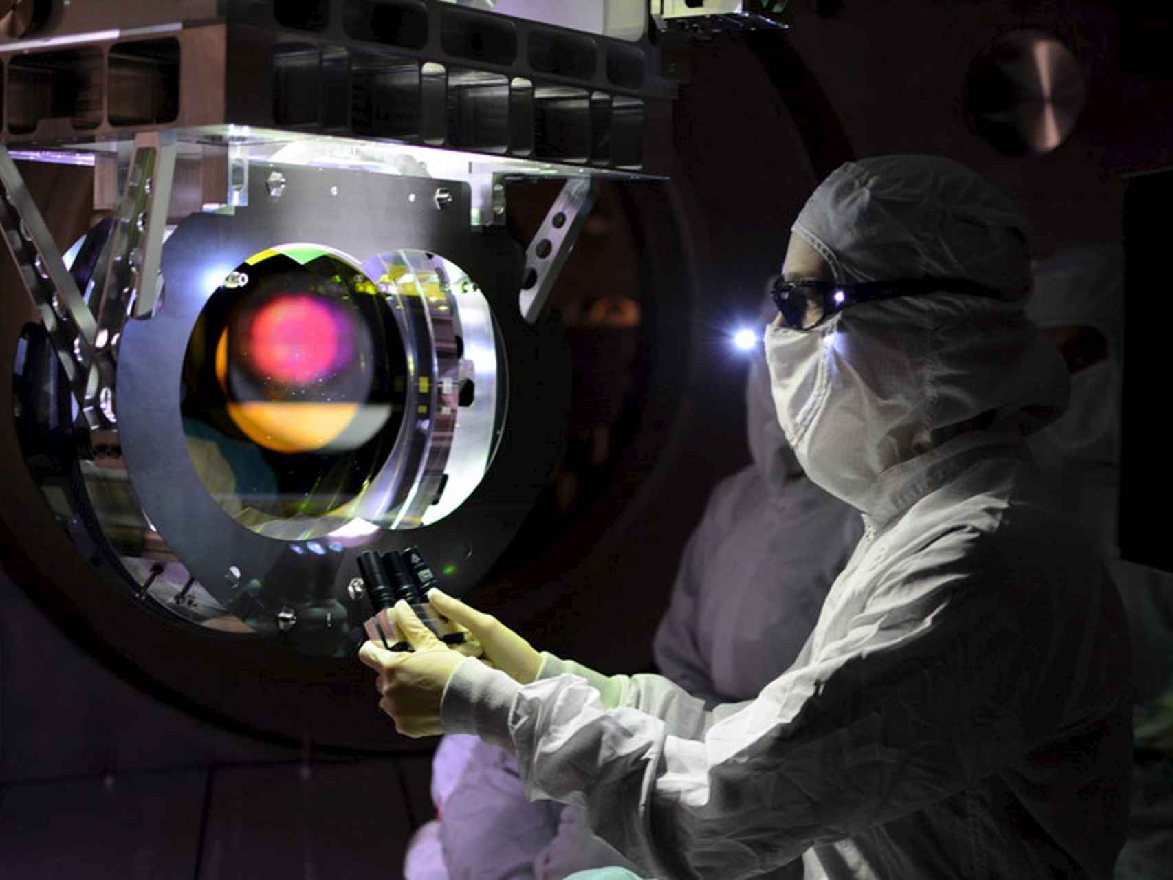 Inspección de uno de los ultraprecisos láseres de LIGO.