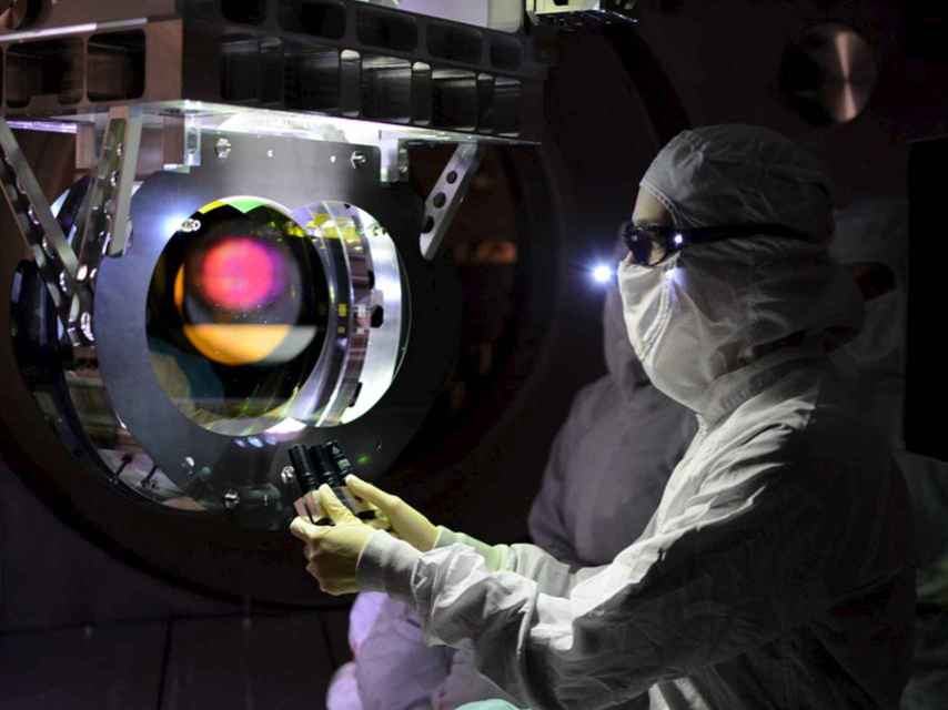 Inspección de uno de los ultraprecisos láseres de LIGO.