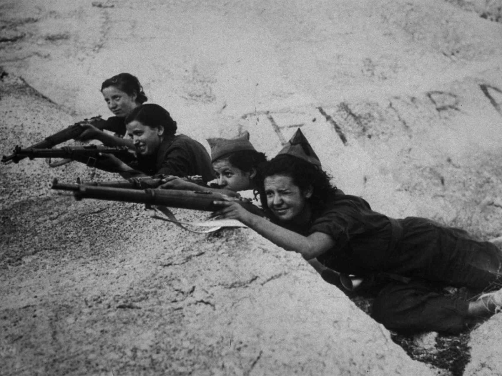 Mujeres republicanas en trinchera durante la Guerra Civil.