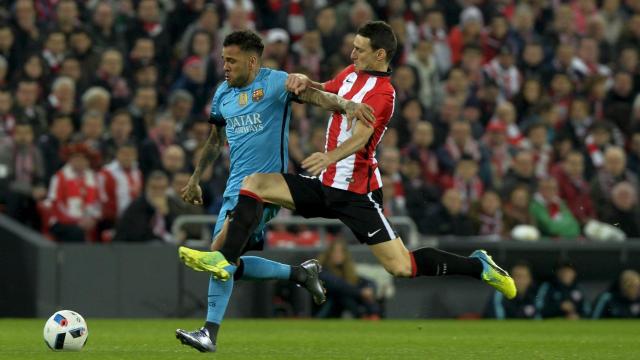 Aduriz y Dani Alves pugnan por un balón (enero de 2016)