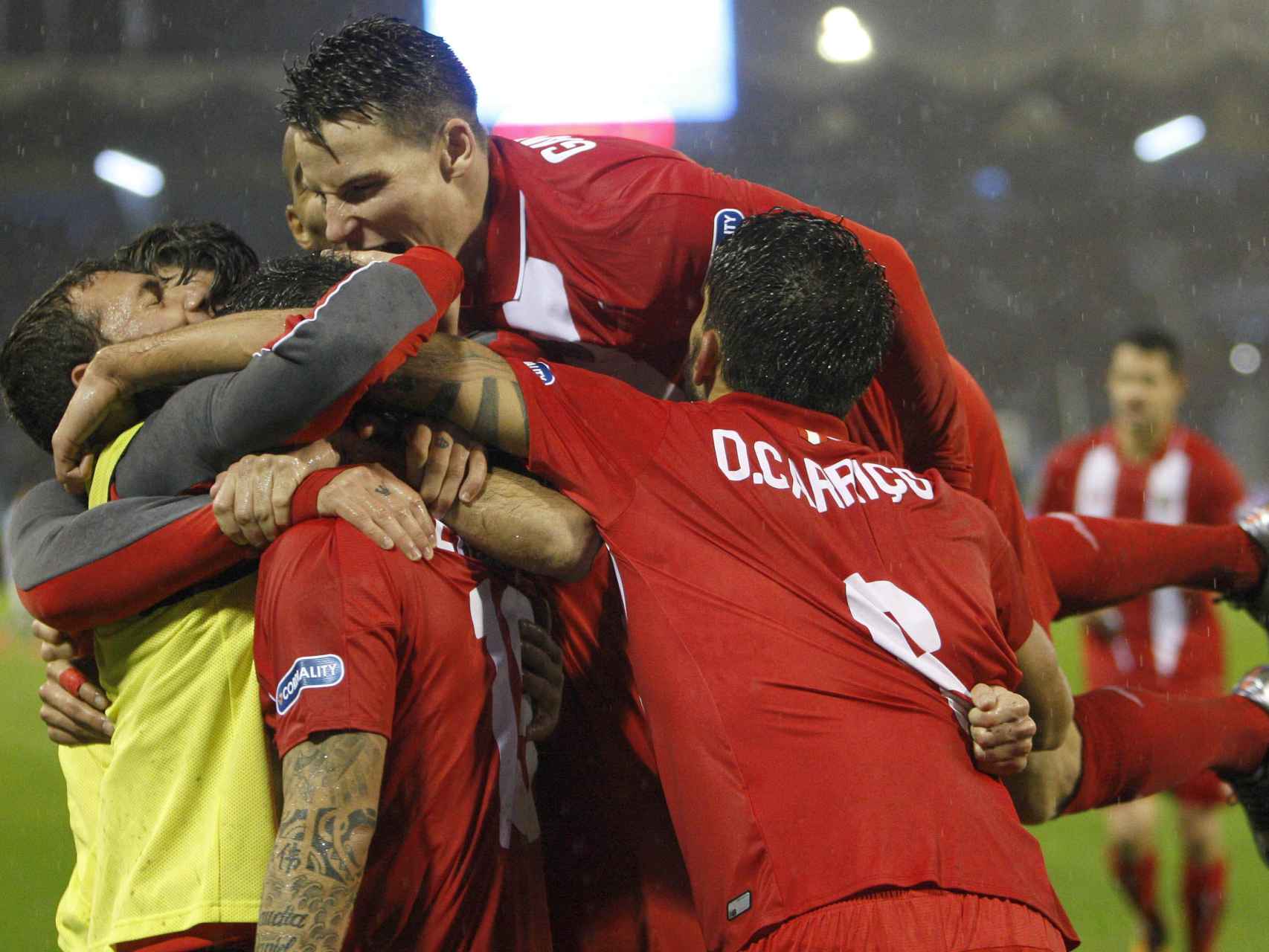 Los jugadores del Sevilla celebran el gol de Banega.