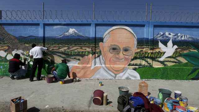 Jóvenes pintan un 'graffiti' del Papa en Ecatepec, cerca de México D.F.