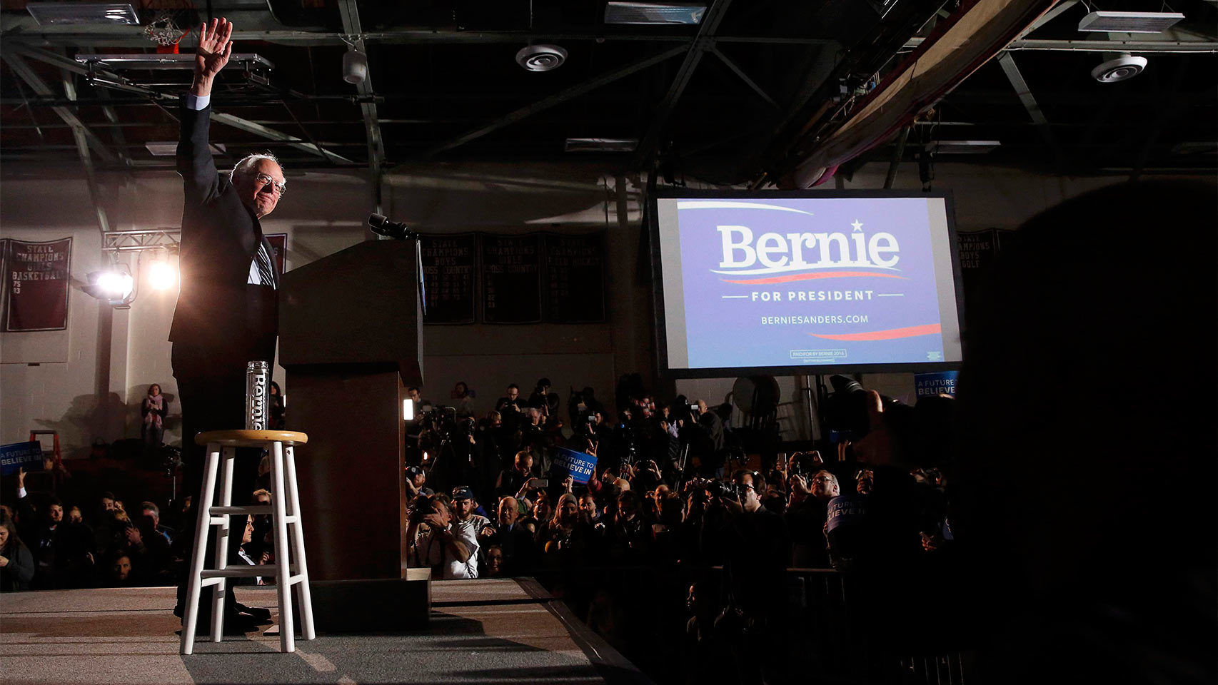 Bernie Sanders saluda a sus seguidores en un mitin en New Hampshire.